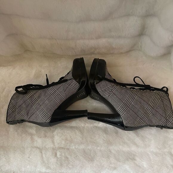 Michael Antonio Black,White &Red plaid fabric lace up boots, black trim SZ7.5 - Picture 8 of 12